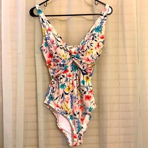 Floral 🌸 Old Navy one piece bathing suit 🩱